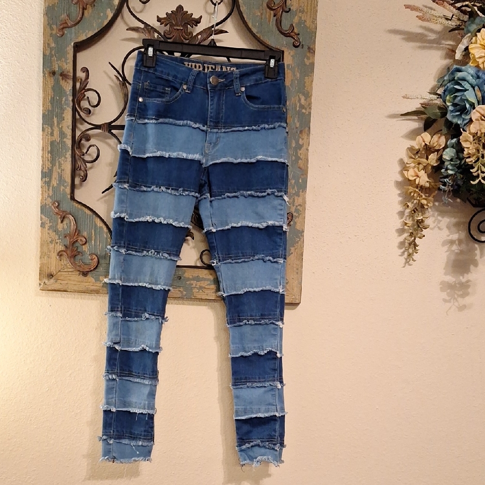 VIP Two-Tone Blue Frayed Skinny Jeans. Excellent Condition NWOT Size 1/2